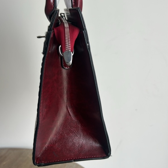 Faux Croc Burgandy Crossbody Handbag NWT - Picture 5 of 17